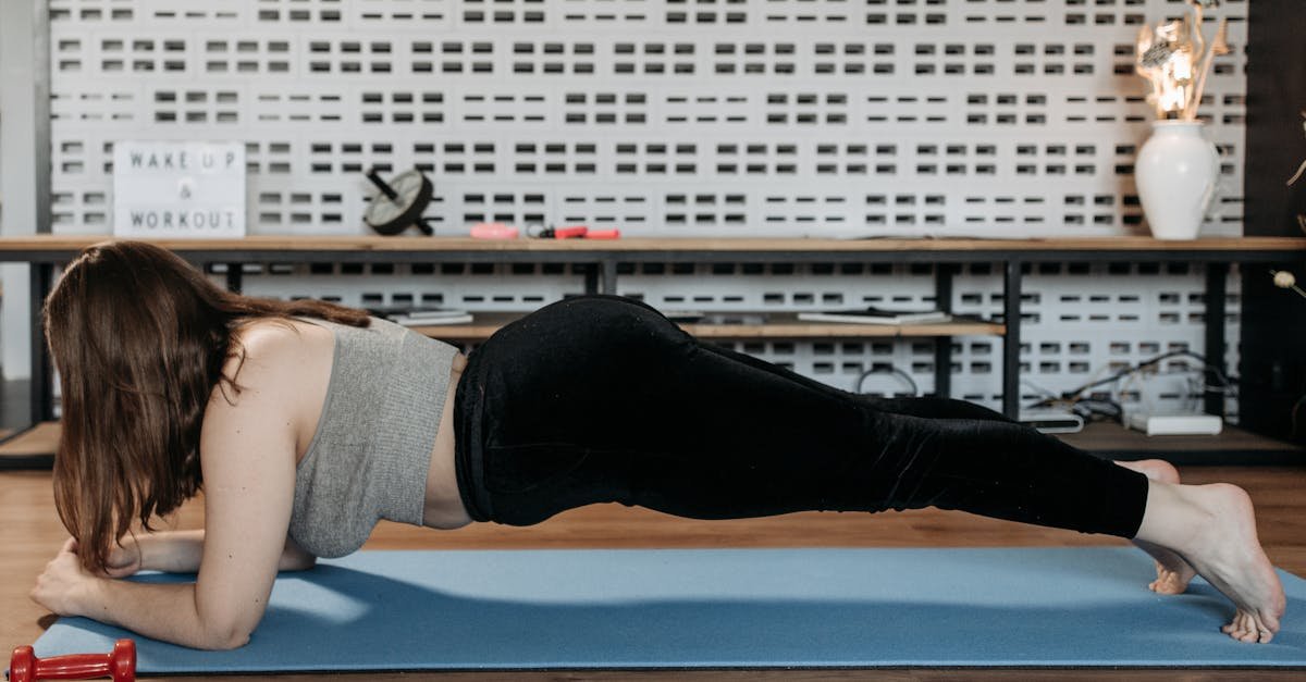 Thuis workout zonder internet: eenvoudige oefeningen om fit te blijven