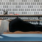 Thuis workout zonder internet: eenvoudige oefeningen om fit te blijven